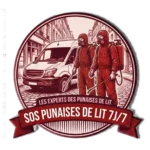 Un logo circulaire de style gravure en rouge et bordeaux pour une entreprise de lutte contre les punaises de lit. Il présente deux techniciens en combinaison de protection complète et masques à gaz, équipés de pulvérisateurs dorsaux, debout à côté d'une camionnette blanche dans une rue parisienne pavée. Au-dessus de la scène, un ruban indique "LES EXPERTS DES PUNAISES DE LIT". Un plus grand ruban sous l'illustration indique "SOS PUNAISES DE LIT 7J/7" en grosses lettres blanches.