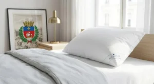 Cette housse oreiller Bed Secure protège ce coussin près de ces armoiries parisiennes.